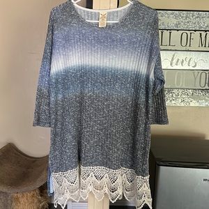 Womens top worn twice excellent condition lace around the bottom front